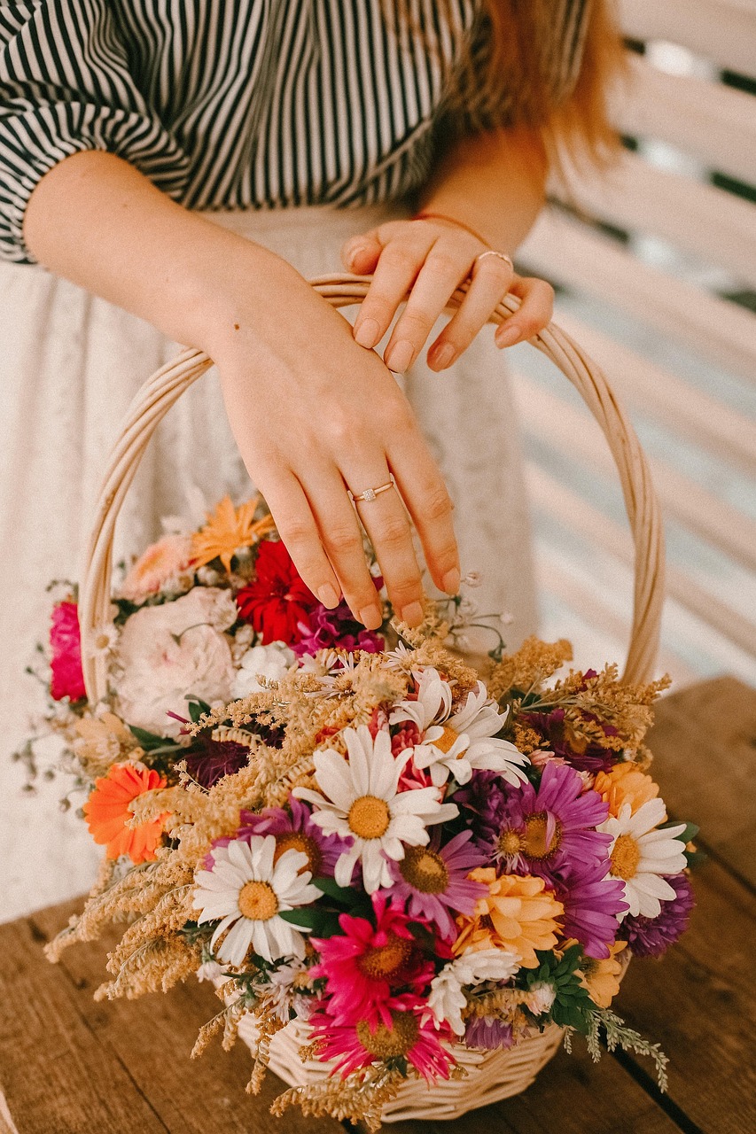 services-01 bouquet, basket, decorations, young woman, woman, hands, picnic, chamomile